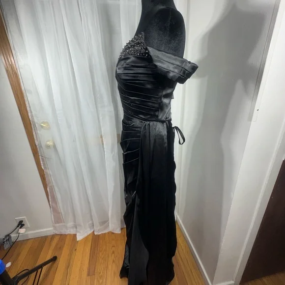 Black off the shoulder Prom Dress - Picture 8 of 9